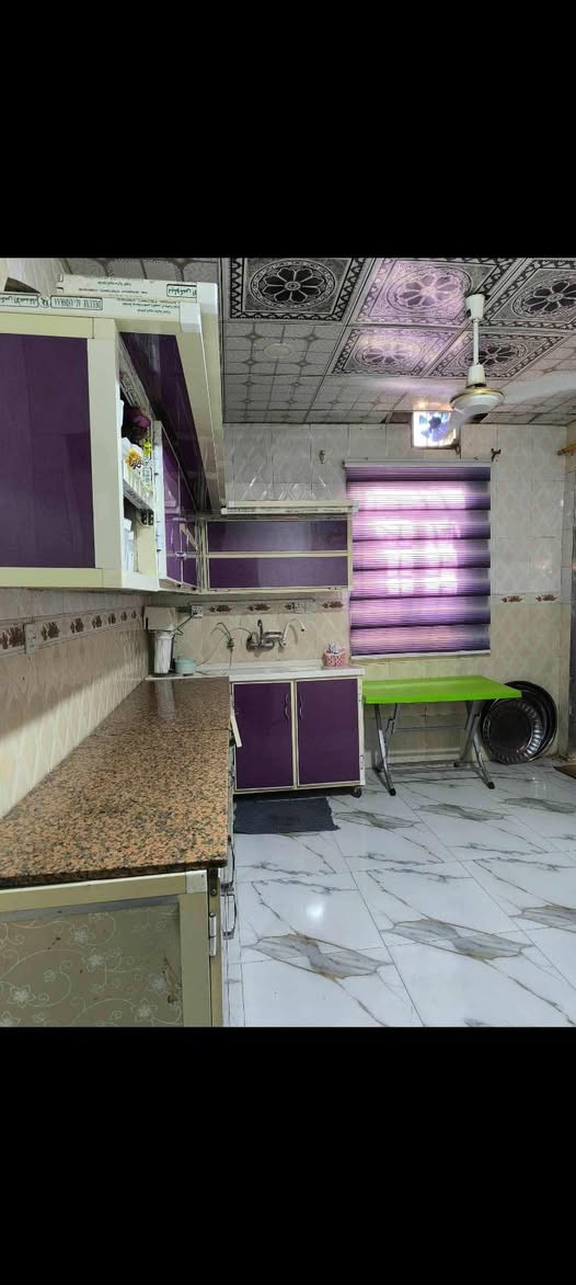 اسلام عليكم بيت للبيع مساحه 100 متر واجهه بحي الصدر الثالث قرب محلأت ابو نايف بناء  عكاده عالي عن الشارع متكون من غرفه وستقبال وطبخ وصاله وحمامات أسعر 80 مع المجال اتصال ***********
