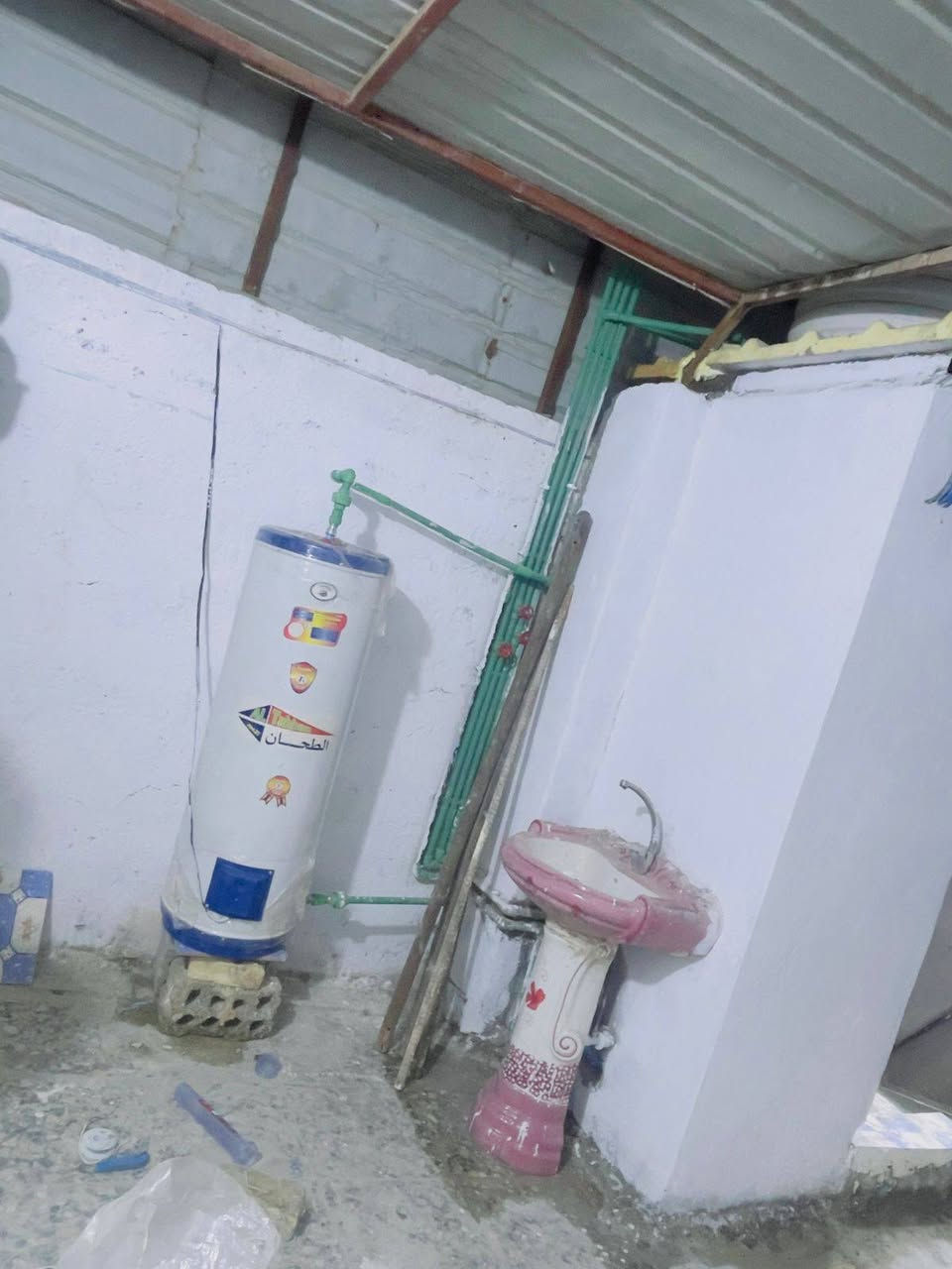 موجود بيت للاجار      مس100 مشتمل
البيت ترميم جديد كامل مكمل 
البيت ممر خلفي +غرفه +مطبخ +ستقبال طارمه صحيات وحمام خارجيات + مئسس مي جديد وكهربائيات جدد +كيزر جديد 
مكانه ابو سديره قرب المدرسه نجاه 
واتساب ***********/***********
