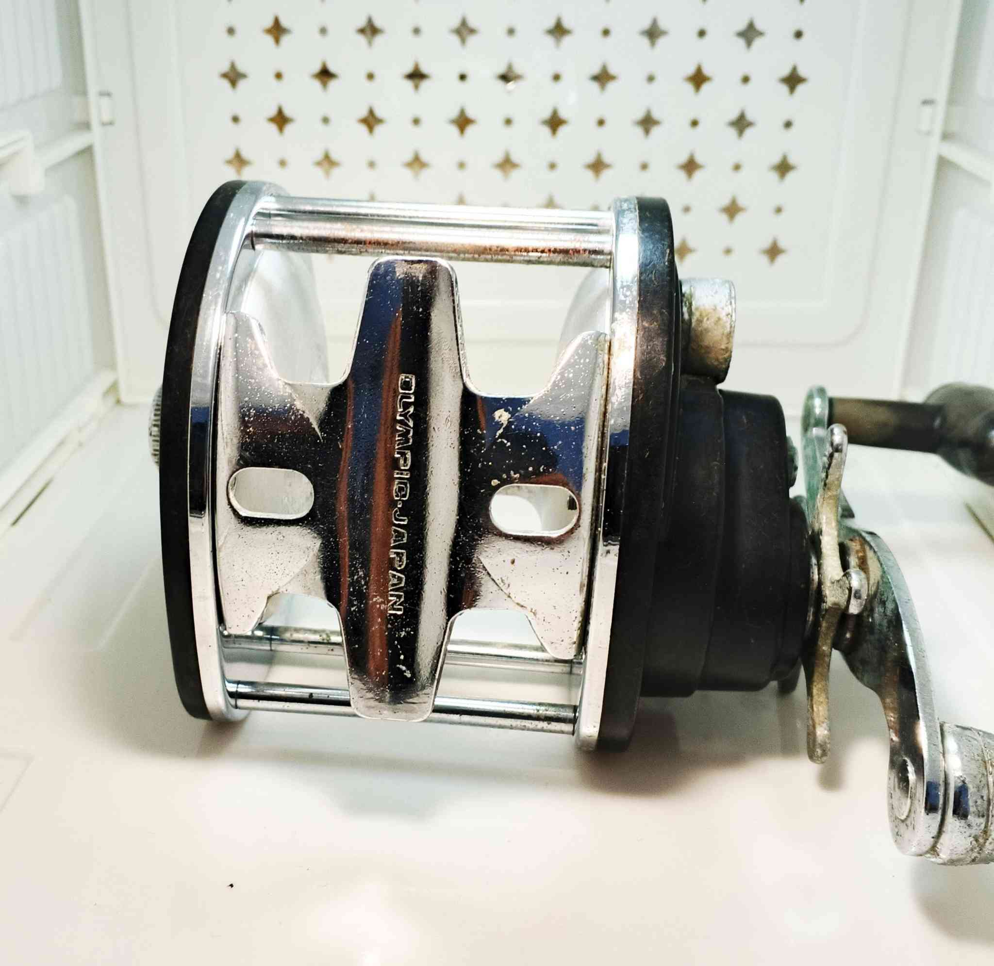 ماكينة الصيد العملاقة  Olympic Strong 70-AW (صناعة يابانية أصلية):
السعر /// 55,000/// التوصيل مجاني 
الحالة /// مستعمل اثار ملح قليلة .
المواصفات :
1- بلد المنشأ: اليابان (Made in Japan) - إصدار كلاسيكي "Vintage" نادر.
2- نوع الماكينة: Multiplier / Drum Reel (مخصصة للصيد البحري والأعماق).
3- الهيكل (Body): تصميم "Heavy Duty" صلب يجمع بين الكربون والفولاذ المقاوم للصدأ (Stainless Steel).
4- نظام التروس: تروس داخلية من النحاس (Gear Ratio 3.8:1) لضمان قوة سحب هائلة وعمر طويل.
5- قوة السحب (Max Drag): تقديرية تصل إلى 28-30 كجم، مما يجعلها مثالية للأسماك الضخمة.
المحامل (Ball Bearings): تحتوي على 2 رمان بلي (Ball Bearings) عالي الجودة لضمان سلاسة الحركة.
6- سعة الخيط (Line Capacity): * خيط مقاس 6: حوالي 450 متر.
خيط مقاس 7: حوالي 400 متر.
7- الوزن: حوالي 930 جرام (ماكينة ثقيلة مخصصة للأعمال الشاقة).
8- الميزات الإضافية: نظام Star Drag للتحكم الدقيق في السحب، ومقبض يمين (Right Handed).


**إذا كنت صاحب هذا الإعلان وتريد حذفه لأي سبب، رجاءا أرسل رسالة إلى الدعم الفني**