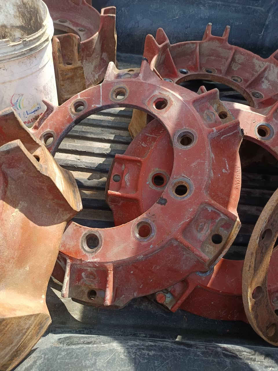 السلام عليكم ورحمة الله وبركاته
قطع 24للبيع بيهن تايرات كامله بس التايرات تعبانات ***********
