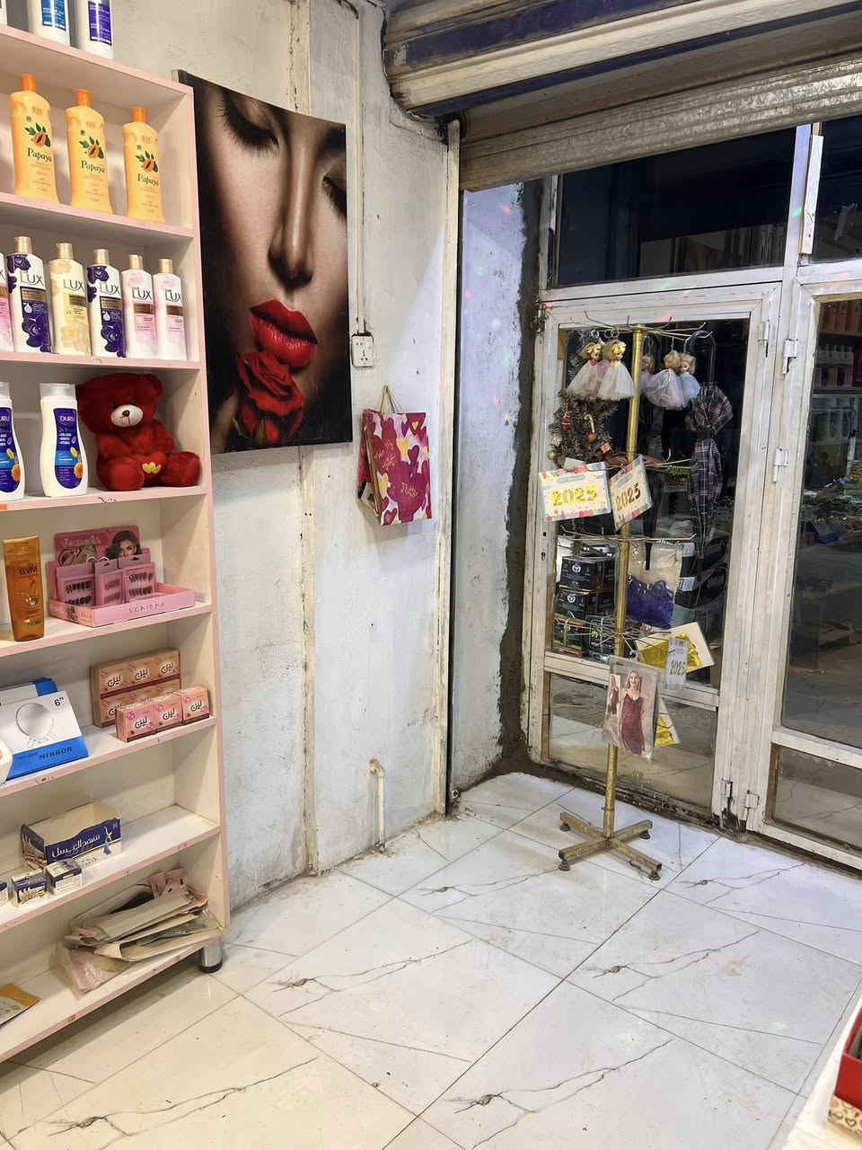 السلام عليكم كوزمتك للبيع كامل اضاء مع سبلت طنين سبب البيع لعدم التفرغ في علوة الفحل قرب مجسر الامام علي  مقابل مدرسة عبدالله ابن الحسين الاهلية للتفاصيل الاتصال ***********
