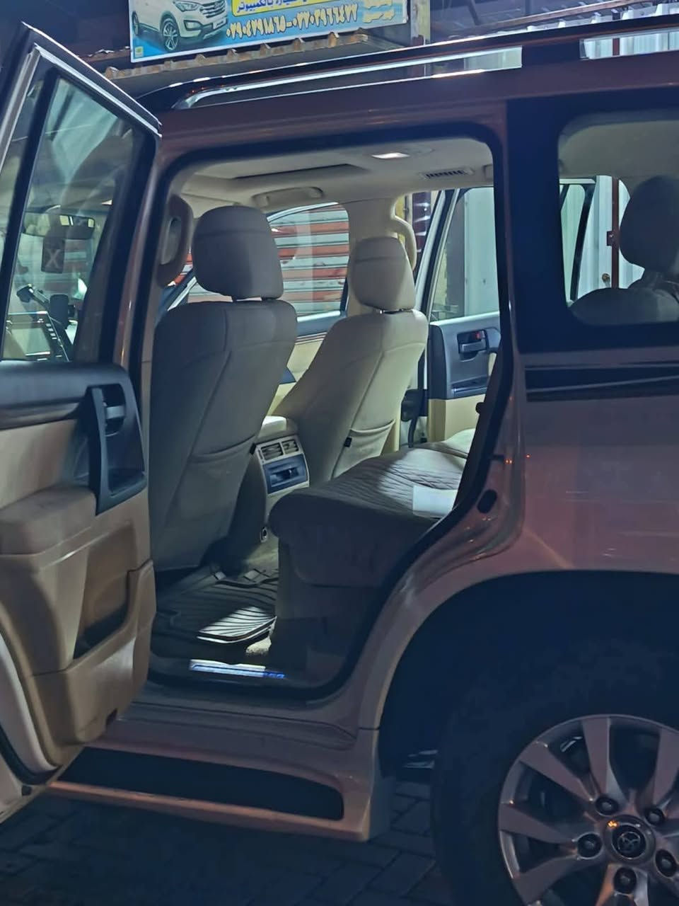 السلام عليكم
بيع او مراوس حسب القناعه لاندكروز (2016)  كفاله من ضربه ومن صبغ سياره دخلتهه سونار قبل يومين (V6) بغداد بسمي حجم المحرك(4000) السياره مال جناي مال بيت ادامه بشركه تيوتا 

فوول مواصفات 

بصمه ابواب 

بصمه تشغيل 

شاشه كبيره 

كشنات  جلد 

كامره خلفيه 

حساس امامي 

حساس خلفي 

حساس ايمن وايسر

فتحه سقف

7راكب

فورويل 

تحكم ستيرن 

كشنات كهربائ

زراك لايت

مري شفط

بلوجكترات 

ثلاجه 

تبريد شاشه 

تبريد شاشه 

ومواصفات الاندكروز معروف بالحقيقه احلا من صور

مناقصها كلشي

مكان الدوره***********

 مكلف بالنشر
