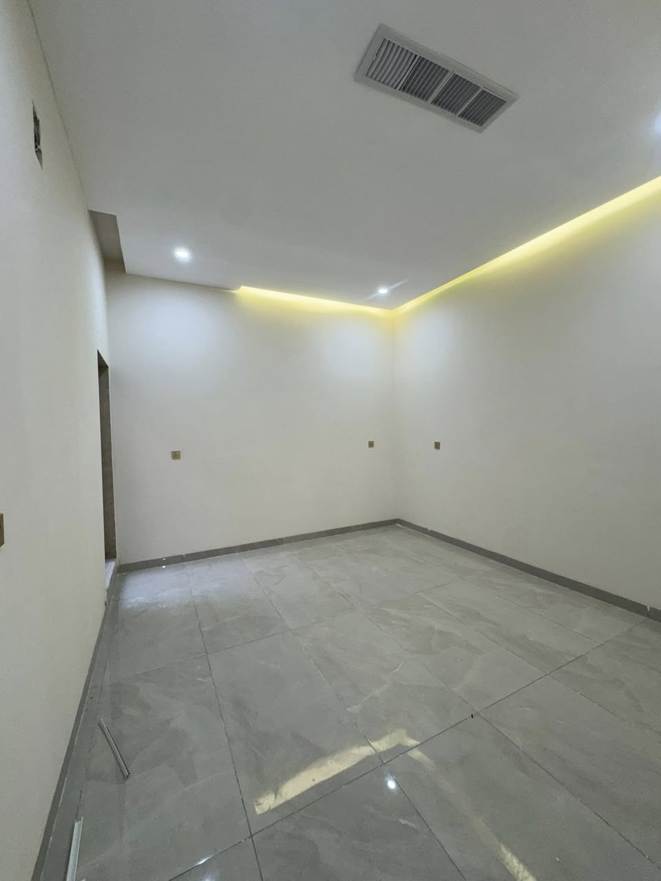 دار للبيع بناء حديث طابقين المساحة 150 متر واجهة 7.5 متر الموقع طريق بغداد حي معلمين للاستفسار اتصل للرقم ***********
