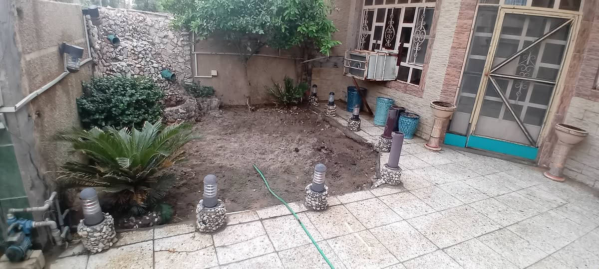السلام عليكم 
بيت مساحة ١٥٠ متر الواجهة ٧ونص متكون من كراج وحديقة ومدخلين واحد عالمطبخ والثاني إستقبال +منورين وخدمات وغرفه وحولي درج الطابق الثاني غرفتين +خدمات ومخزن صغير +سطح اول وسطح ثاني على طول البيت 
البيت فقط تبديل ارضيه وصبغ  للبيت داخل وخارج 
ملاحظة البيت طابو المكان حي الشرطة نهاية شارع البريد المربع الأخير البيت حلو ومساحته حلوه شوفو  الصور وبالعافية عالياخذة اخوان السعر( ٤٣٥ مليون) للاستفسار اتصل على هذا الرقم 
*********** ابو حيدر
