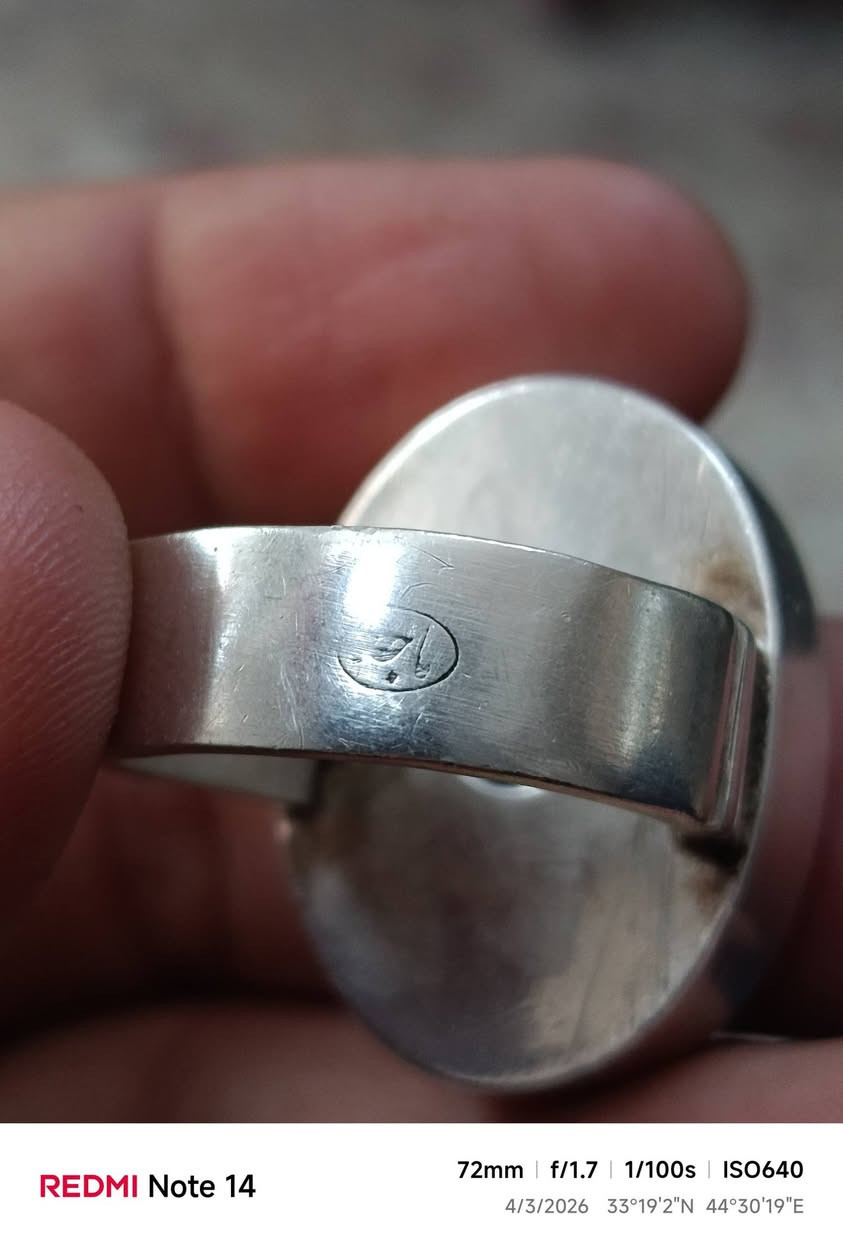 يماني مخطوط حرز سيد علي القاظي  من اعلى الحجر ومن الاسفل صياغه يدويه ثقيله
وزن الخاتم 28 غرام 
قياس 25 
***********
فضه عيار 999 
موقع اسم الصائغ  
السعر 150 الف  سعر نهائي
