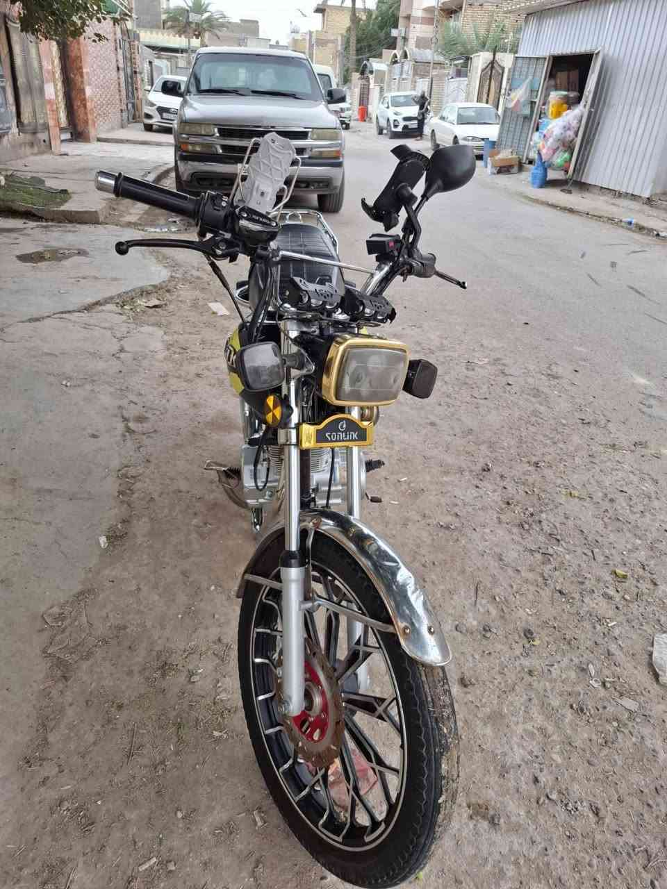 السلام عليكم دراجه ٥ كير موديل ٢٤ بيها ٦٥٠وبيبها مجال مكاني جميله   ***********
