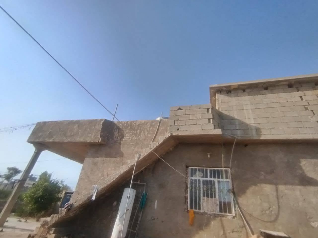 السلام عليكم 
للبيع 
ارض زراعيه مع بيت مع محل 
المساحه 1200 متر 
البيت يحتوي على غرفة نوم ٤×٥ مع هول مع مطبخ ٤×٤ مع استقبال ٧×٥
السعر ٤٠ مليون مع مجال
للاستفسار ***********
