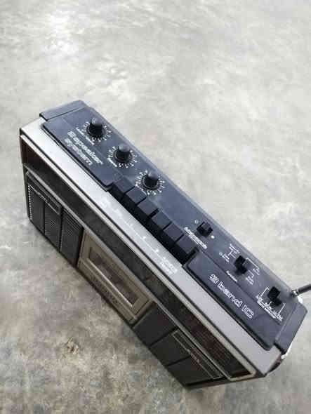 راديو ومسجل نظيف شغال كامل حتى على البطاريات بي ايف ام سعرة 75 الف للأستفسار الاتصال ***********
