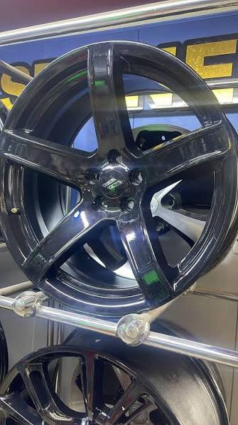 السلام عليكم عندي هذا الويل ويلد حجم 18 نظيف كلش وتايرات جدد زوج الامامي فقط رايد مراوس بزوج نجمة خسفة قوية الي عندة خلي يراسلني 
***********
