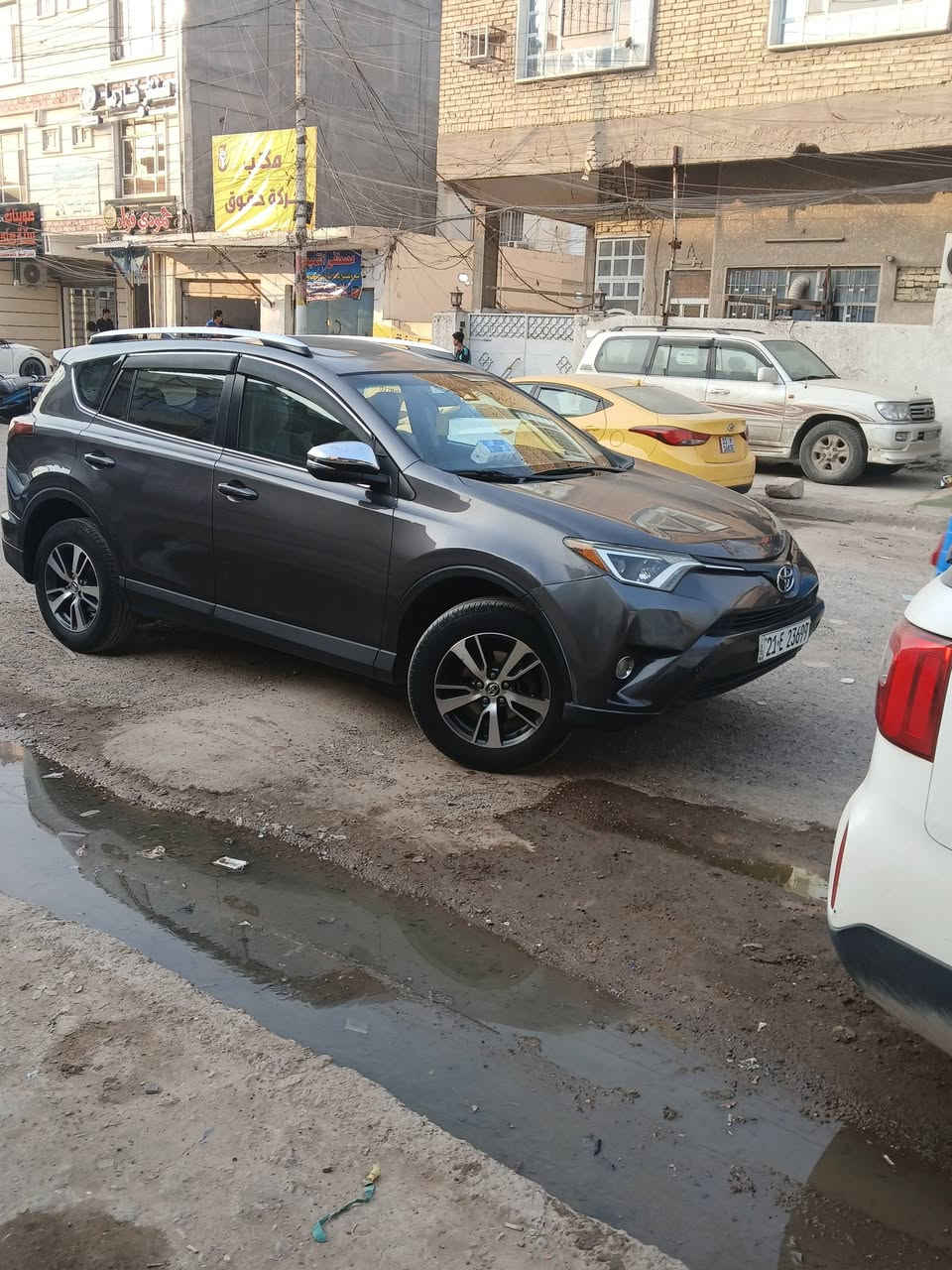 السلام عليكم راف فور للبيع موديل ١٦ضررها باب جنطا وربع من الباب ورة السايق صبغ مواصفات تو ويل سويج سلايت حدادية جديدة تخم تايرات جديد السعر 155ورقة قابل للتفاوض ***********
