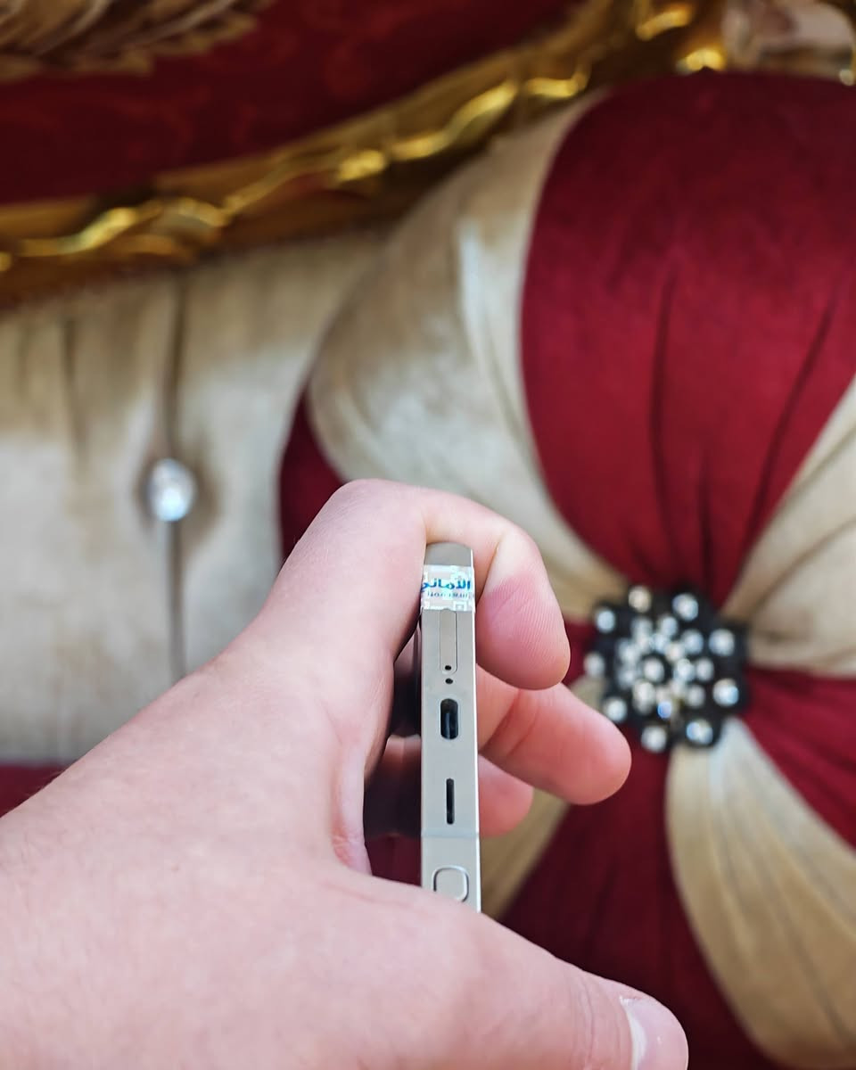 سلام عليكم للبيع أو مراوس اس 24 الترا شرق اوسط دبل سيم كارت مكفول ذاكرة 256 لون مميز  نضافته 💯💯 مكاني كربلاء السعر 950 للتواصل عل رقم ***********
