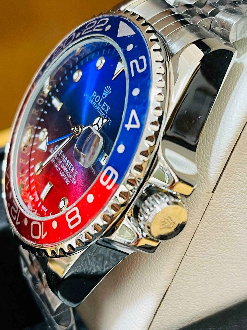 ساعة روليكـس-ROLEX ✅
GMT تصيم البيبـسي   

- مينا ازرق احمر متدرج 
- مكينة كوارتز 
- سير ستانلس ستيل 
- منفذ تاريخ شهري 
- رينك دوار دولي 
- مقاس 40mm
- دبل قفل ، 4 عقارب لامينوس
- مقاومة للماء
- الوزن 129 غرام 
- مختمة من كل مكان 

السعر : 25 ألف فقط


**إذا كنت صاحب هذا الإعلان وتريد حذفه لأي سبب، رجاءا أرسل رسالة إلى الدعم الفني**