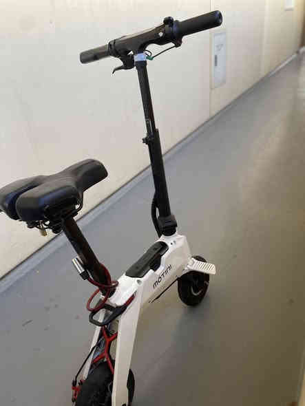 سلام عليكم سكوتر للبيع 
يتحمل وزن 95
ويطبق وزنه 5الى10كيلو
وبطاريه ليثيوم البطاريه تنشال
وبس قطعه وحده مكسوره وموجوده الي يشتري ياخذه 
وياه شاحنه اصليه وسرعته 18 على الوزن الثقيل 
اما الوزن الخفيف من 20 الى35 والبطاريه تشحن الموبايل او ايباد  يعني يشحن اي شيء
والسكوتر موديل 2023 ويبقى يمشي 20KM
وسكوتر نظيف والقطعه المكسوره تصلح 5تالاف بالصدريه 
سعره340وبي مجال رقمي على الوتساب ***********
