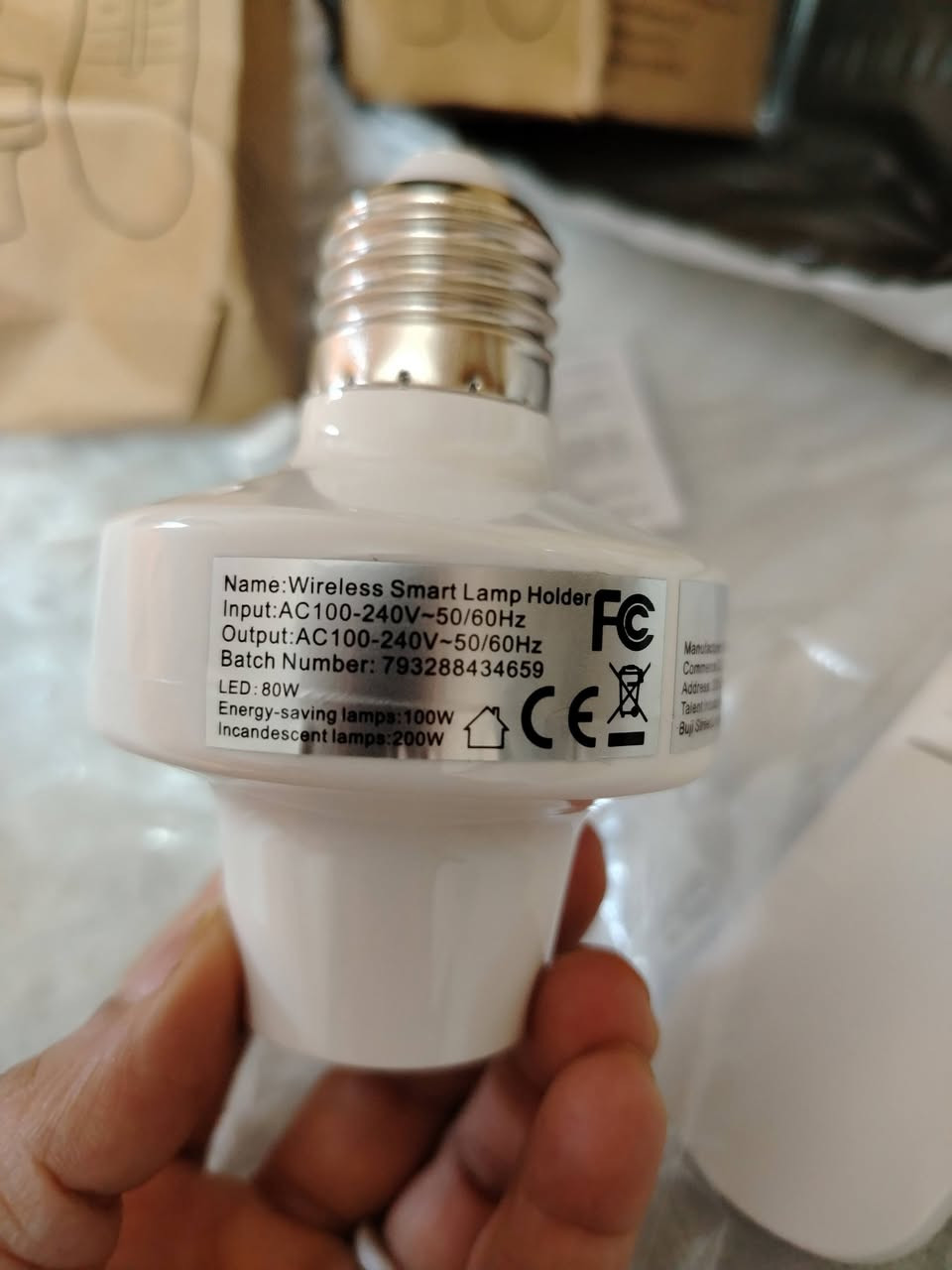 هذا المنتج هو حامل مصباح ذكي يعمل عبر الواي فاي، ويُعرف باسم Woolley WiFi Smart Switch E27.
￼Amazon UK

التحكم عن بعد: يتيح لك تشغيل وإطفاء المصابيح من أي مكان باستخدام تطبيق الهاتف الذكي (مثل eWeLink).
التحكم الصوتي: متوافق مع المساعدين الصوتيين مثل Amazon Alexa و Google Home للتحكم في الإضاءة بدون استخدام اليدين.
الميزات الذكية: يتضمن وظائف لضبط المؤقتات، وإنشاء مشاهد إضاءة ذكية، وجدولة التشغيل تلقائيًا.

المواصفات الفنية: يعمل بجهد تيار متردد يتراوح بين 100 و 240 فولت، ويناسب مصابيح E27 اللولبية القياسية
هذا المنتج هو حامل مصباح ذكي يعمل عبر الواي فاي، ويُعرف باسم Woolley WiFi Smart Switch E27.


**إذا كنت صاحب هذا الإعلان وتريد حذفه لأي سبب، رجاءا أرسل رسالة إلى الدعم الفني**