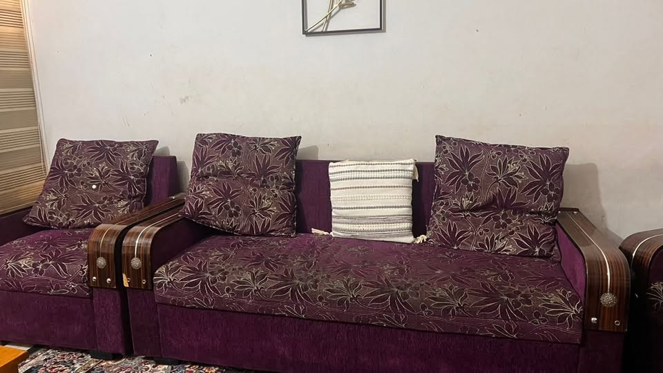السلام عليكم
( تخم يمني متكون من 4 قنفات و 8كراسي + ميز طعام + طاولات خشب + معرض خشب) للبيع بحالة جيدة العنوان البلديات شارع المصرف كلهن سعرهن 450 الف وبيهن مجال 
متواجد واتساب وخط ***********
