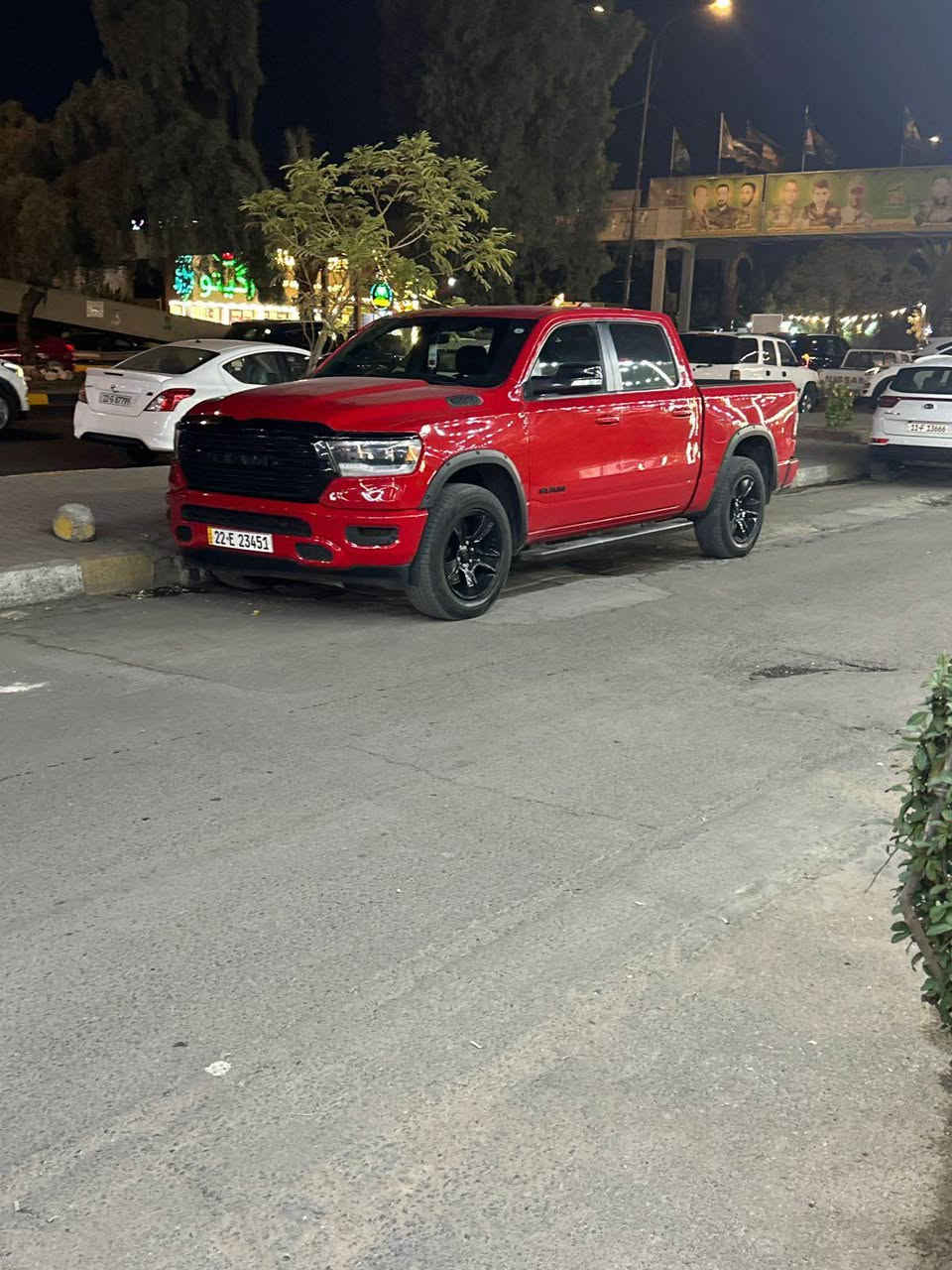 سلام عليكم دوج رام 
موديل ٢١
مكينة ٥٧٠٠
١موصفات توقف ذاتي 
٢ردرات
٣كشنات جلد
نضام ايتو أورك تقليل وقود
بعد بيه هواي موصفات 
رقم اربيل 
مكان السياره بغداد 
*********** بغداد, العراق
