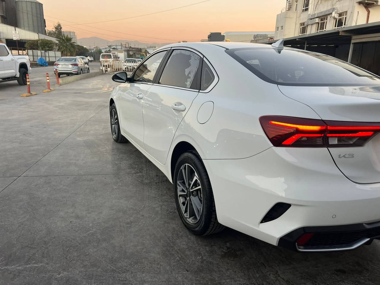 Kia k3 2024
مكفولة كفالة عامة جديدة لوك 
ماشية 13 الف
فول مواصفات 
كامرة 
شاشة 
حساس امامي
حساس خلفي
سايد بريك بصمة 
اوتو هولد
فتحة سقف 
تاير 16
وبعد هواي مواصفات 
السعر 146 وبيها مجال
شرط التحويل  
الرقم ***********
