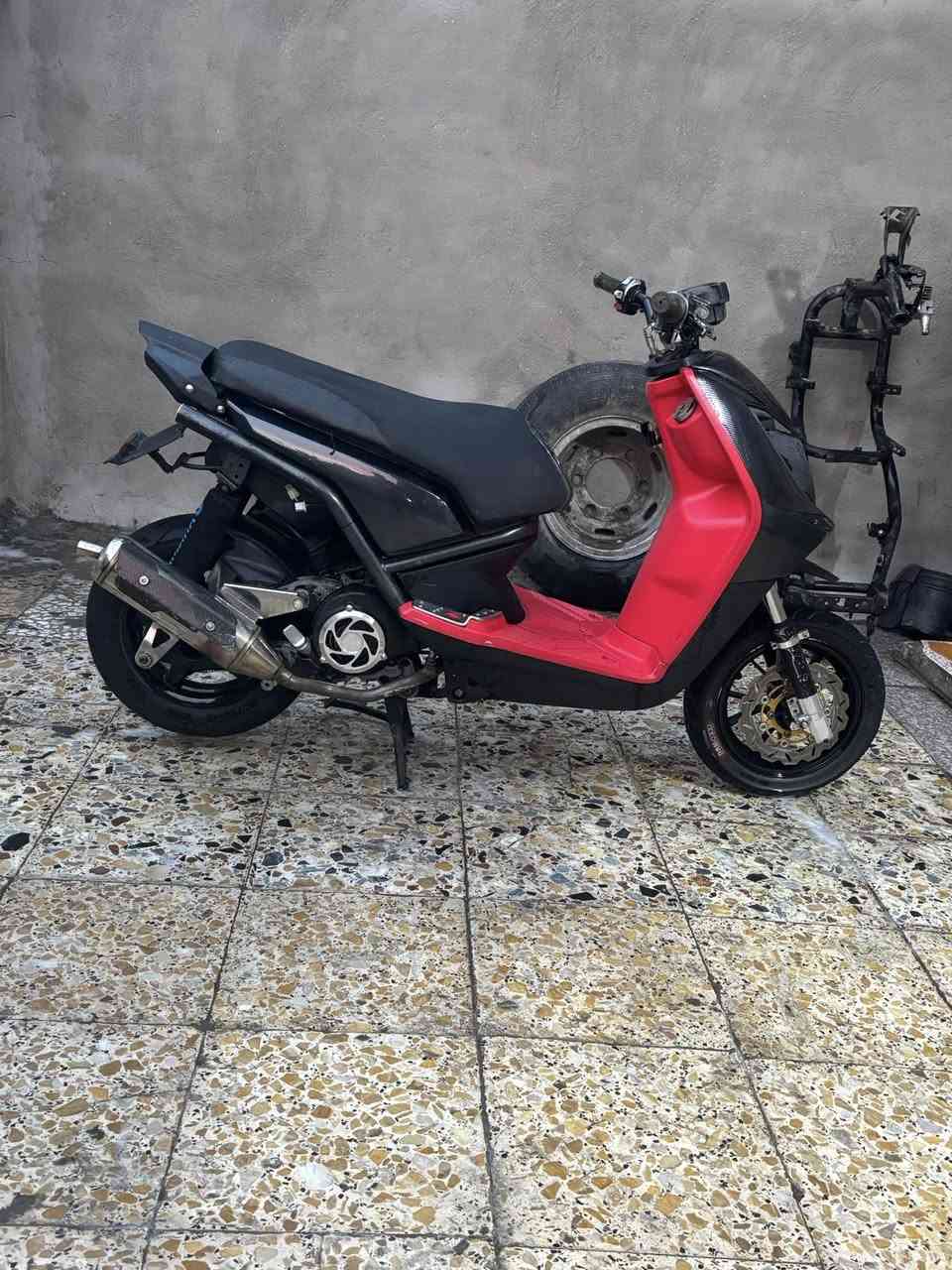 سلام عليكم دراجه للبيع متروس غراض يدات كوسو اصلي
فلاوين اصلي قطره 
صالنصه صدر دي وأي 
ويل امامي رياضي 
ستيرن فراك قطرت اكسل 
كلجات رياضي اصلي 
ستان صفح
بومه وچاملغ كابرون اصلي بكلايت شمعه مال رباط انسي واي
سعر 1700وبيه مجال بصيط *********** ولي ما يعرف بيهن لا يدخليً درجه مال جنايه
