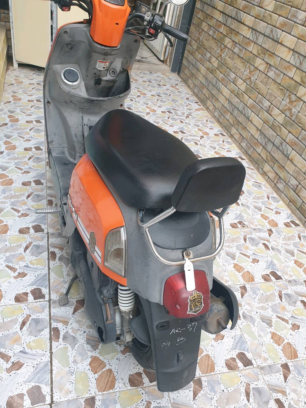 السلام عليكم
ماكس بوليس 2009 نوزل عداد الكتروني

ختم واحد وي المكينة

صارلها 3 اشهر طالعة من المعرض

برغي مامفتوح بيها الدراجة

كفرات بلادية مصبوغة برتقالي بلاد

اللون القديم رصاصي ومصورة

اكفلها من السرقة
زوج وياله وي دراجة انطيك ياهم

عوزها كم شغلة كمالية لا اكثر

السعر 750  وبيها مجال 

***********

واتساب او ماسنجر متواجد
