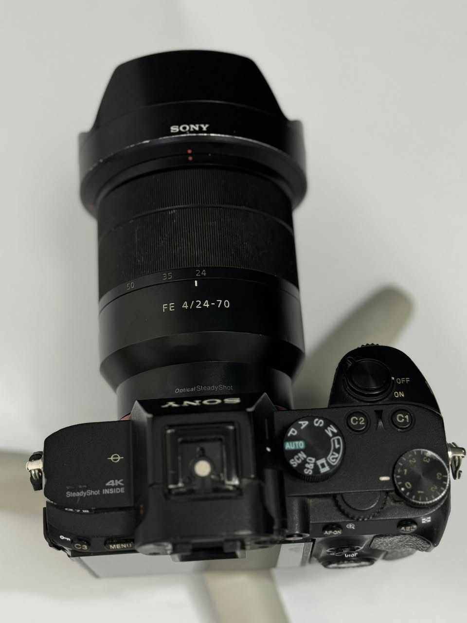 السلام عليكم سوني a7iii مع العدسة
السعر مليون و600 الف بيها مجال 
 الكامره موضحه بالصور من كل الجوانب
 رقم الهاتف ***********
