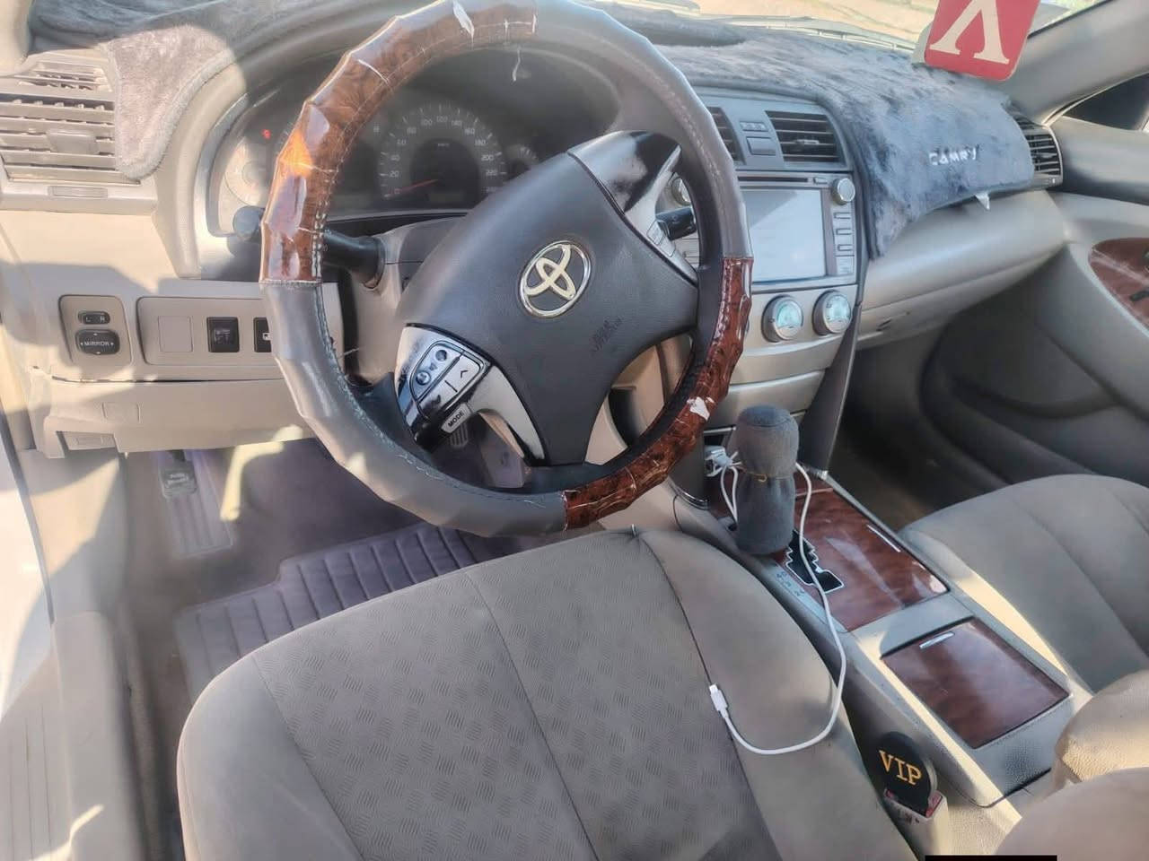 السلام عليكم
للبيع 
كامري خليجي موديل 
2008 

رقم بغداد دولي 
سياره جاهزه تخم تاير 
صدر خلفي امامي جديد 
تبريد تدفئه 
كهربائيات كلها شغاله 
السياره حلوه ومال جناي 
السياره صبغ عام بدون دواخل 
القماره امبدله 
السعر 83$ 
مكان السياره العلم 
***********
