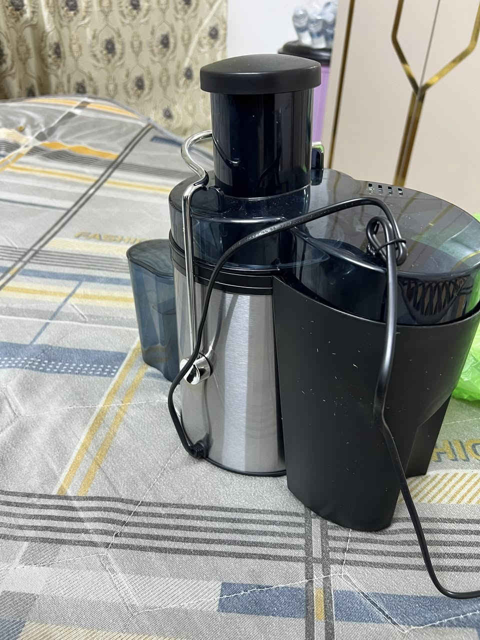 سلام وعليكم معاصره عصير تطلع العصير من جهه والقشور من جه اكتب سعر وبلعافيه للاستفسار واتساب ***********
