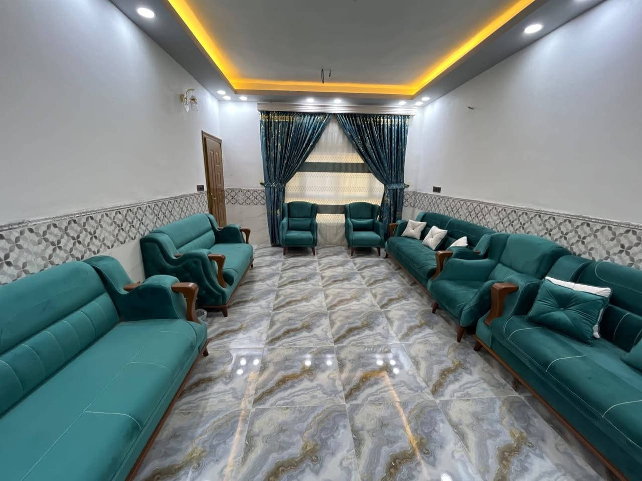 السلام عليكم
الدار للبيع طابو زراعي سند 25 مساحة البيت 1200 متر تحويل مباشر يحتوي البيت على غرفتين مساحه كل غرفه 5×5 
واستقبال 6×4........
وصاله 6×4........
ومطبخ 4×3.....
ومجمع صحيات داخلي وخارجي .............
البيت السقف صب كونكريت وبناء طابوق البيت كامل اي نقص مابيه .........
موقع الدار على شارع السياحي .......
متوفر كافة الخدمات ....
حديقه 300 متر 
الموقع ..حله .. سياحي .. قريه المزيديه .....
السعر .....160مليون ........
للاستفسار ***********
