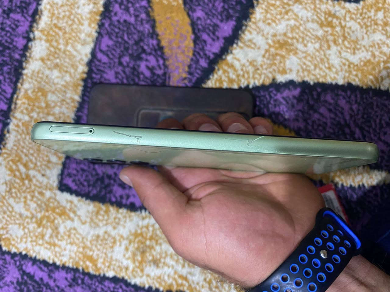 السلام عليكم تليفون A24 ذاكره 128 نضيف ومامتعوب مخلي فقط للبيج عمل شحنه كلش حلو بصمه شغاله 2 سيمكارت بي جرد بالضهر مثل ما بالصوره اثر شمس فقط لا كسر ولا تبديل السعر 160 مستعجل عل بيع مكاني البلديات الشراي يتصل ***********
