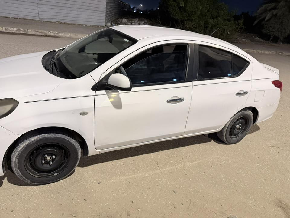 نيسان سني هندي موديل 2020 سياره بيها قطعتين باب السائق والجاملغ الأمامي صبغ باسم شركه 
للاستفسار اكثر ***********
مكان السياره نجف / كوفه
السعر ٩٨ وبيها مجال بسيط
