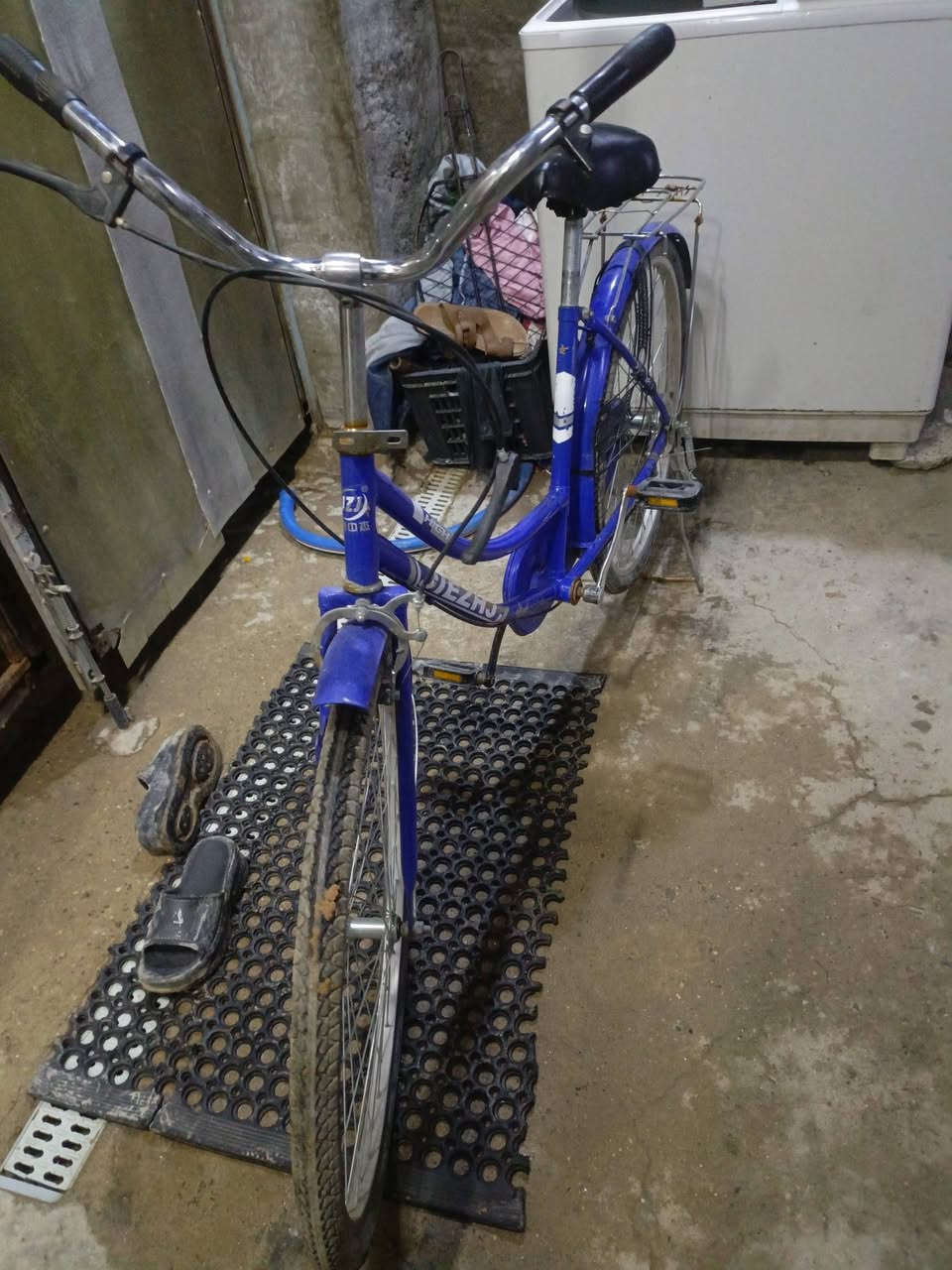 سلام عليكم بايسكل للبيع بايسكل جديد شخط مابي العنوان بغداد الزعفرانيه رقم فقط واتساب***********السعر 60وبي مجال حك الجيه 🤍
