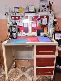 للبيع ميز مع جرارات عدد3 العرض 1 متر الارتفاع 85 سم  العمق  نص متر  ال...