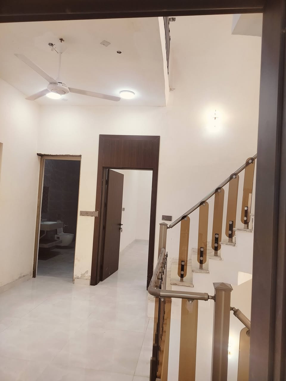 بيت للبيع الشمشوميه 
المساحة 150م الواجهه 7.5م طابقين ونص الواجهه مرمر
بمواصفات ممتازه
البناء حديث درجة اولى 5غرف منام وصاله واستقبال ومطبخ وصحيات كراج للسيارة 
عنوان المكتب 
شارع 14 تموز مقابل مطعم السوري 
***********
