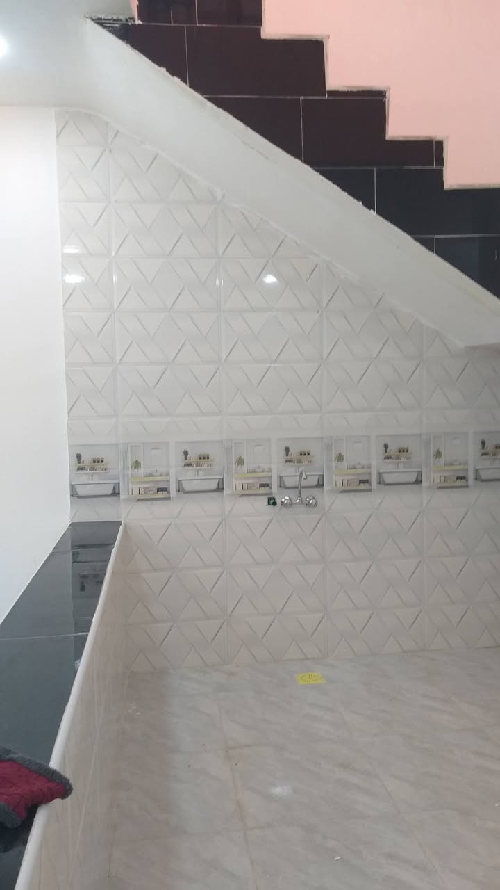 السلام عليكم مشتملات عدد ٢ طبك للبيع غير مسكون البناء حديث درجة اولى يقعن على شارع 20م في الكوت منطقة حي الحكيم نزلة بيت خليفة او نزلة التمايمة مقابيل الساحة مساحة كل مشتمل 100م البناء طابوق درجة اولى والسقف صب مسلح والارضية والجدران سيراميك ويتكون كل مشتمل من غرفة وصالة ومطبخ واستقبال وصحيات داخلية وخارجية ومتوفرة كافة الخدمات ومرقم من قبل البلدية وسعر كل مشتمل 45 وبي مجال الاستفسار الاتصال على هذا الرقم ***********
