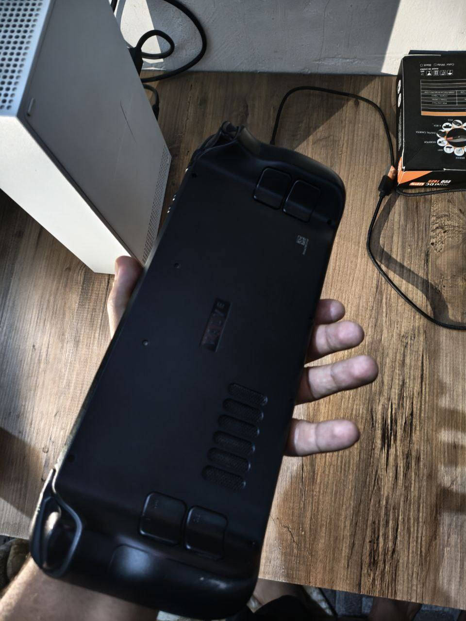 سلام عليكم جهاز محمول ستيم ديك للبيع ذاكره 512 نسبه بطاريه 98 بي حساب سيتم وابيك كيمز + والشاحنه السعر 450 قفل توصيل ماعندي ومابيع توصيل  مكاني الشعله الرقم ***********
