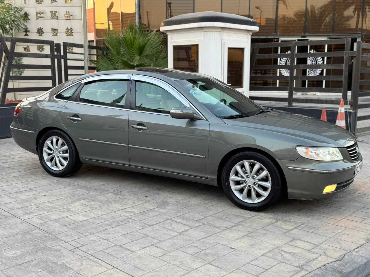 هونداي ازيرا مواصفات الكاصد على مواصفات بل ازيرا 
وارد أمريكي كلين بدون حادث بيها 3 قطع صبغ 
وقطعه كلير بدون حادث اثر جراد وعندي صور 

الموديل: 2007 رقم بغداد دولي جديد بسمي 

محرك 6 سلندر 3300  مكفول لا رواجز ولا تبخير ولا تنقيص
السيارة فول ١/١ VIP 
داخلها جديد سقف كنتاره واناره روز رايز
المواصفات
-فتحه 
-نظام ترحيب
-انارة بالمرايات مري شفط
-كاميرا وحساسات خلفية
-حساس ماسحات
-بردة خلفية متحركة
-كشنات كهربائية جلد +تدفئه
-لد امامي وخلفي
-تحكم كامل بالستيرن 
-نظام صوتي infinty
-مري شفط مع الاشاير
-ويل حجم 17 لاصلي 
-مرايات قلاب ويه R
-الشاشه اصليه 
نضام سماعات انفنتي 12 سماعه + مضخمات بلاديه
صدر + تخم تاير جديد 
تبريد ثلج 
محرك كير مكفول 
 )سياره مال جناي 
مكان بغداد 
سعرها اتصل وتدلل  والي متعجه يترك كلمه طيبه 
غير متواجد علفيس شراي يتصل ويدلل
هاتف ***********
