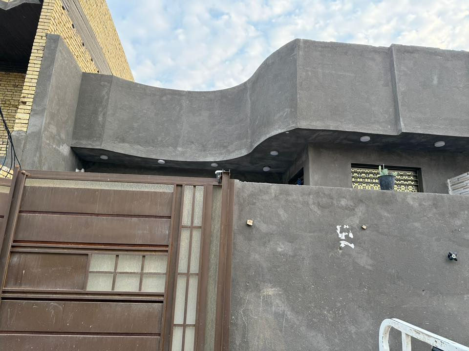 دار زراعي للبيع مساحه ٢٠٠م في منطقة الصخيين شارع المهندس ثاني فرع يبعد عن شارع ٨٠متر مربع الشارع كله نظامي وبيوت طابقين 
بناء درجه اولى طابوق كونكريت وأساس صب 
يتكون من غرفتين٥*٤ وصاله٧*٤ واستقبال ٨*٤ومطبخ حار وبارد وصحيات داخليه وخارجيه وكراج وستاره ارتفاع ٢متر وسطح شتايكر بيت جديد ونضيف واجهه ملبوخه وجاهزه 
الخدمات ماء وكهرباء ومجاري وشارع١٠م
 السعر ١٣٥  قابل للتفاوض 
للأستفسار ***********
