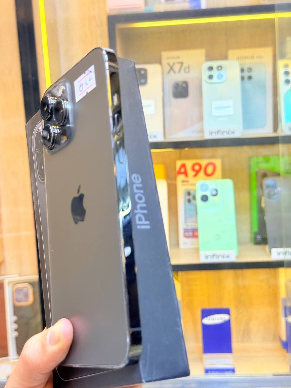 أيفون13 برو ماكس ذاكره 512 ركز ذاكره 512 بطاريه 90اعتبره فاتحه بيدك من كارتونه ممبدل بي شي مع ضمان5ايام نضافه 100‎%‎ كامل ملحقاته  وتر بروف عل حاسبه كله نورمل
⭕️متوفر اقصاد رافدين منصه⭕️ 
 مكاني بغداد البياع شارع 13 مركز الريس للموبايل
السعر 750 الف  
***********
