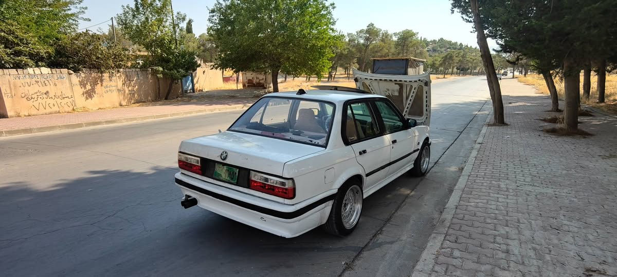 سڵاو خواتان لێبێت
bmw 325i
زەعڕا مۆدێل 1991
مەکینەی25 گێڕی عادی 
ڕەنکی سپی ناو بێجی 
چەمەلغێک و بۆنیتی بۆیاخە من بەکامل ئەیفرۆشم 
سعری33گەڵا

***********
*********** السليمانية, العراق
