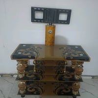 ميز شاشة وتلفزيون بتصميم ملكي عصري وأنيق جداً، يتميز بتناسق فخم بين ال...