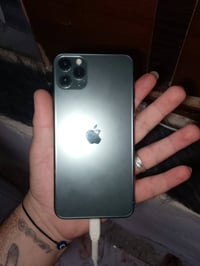 ايفون 11 برو ماكس مقفول ايكلود نضيف كلشي ما مبدل بيه بلادي 07508066170...