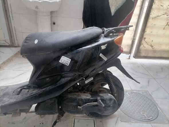 السلام عليكم دراجه 60 طافيه خلصت بانزين وبعد ما اشتغلت سعرها ٢٠٠ وبيها مجال  مكاني البلديات شارع المصرف رقم ***********
