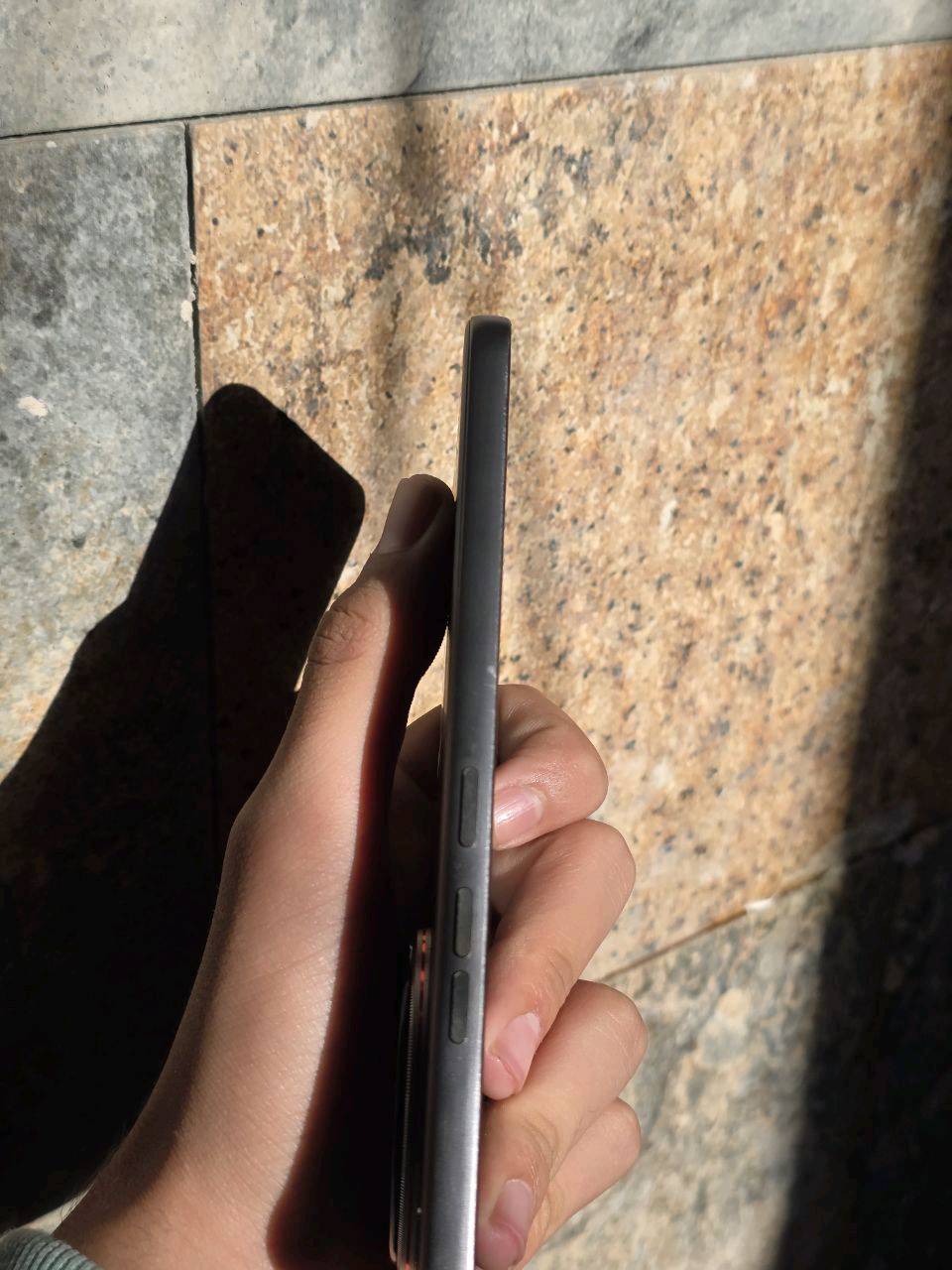 ‏- Tecno Camon 40 Premier 5G للبيع ⚠️
‏​الجهاز بحالة الوكالة، استخدام حشمة جداً وكأنه هسة مفتوح من الكرتونة.
‏​النظافة الجهاز كلش نضيف فقط بي رصعه صغيرونه كلش ماتبين ولا مأثره 
‏​الضمان: ضمان شركة (NAZO) العراقي لمدة 13 شهر (وبعده بل ضمان) .
‏​المميزات: يدعم الذكاء الاصطناعي Tecno AI، شاشة 1.5K AMOLED خرافية، ومقاومة ماء وغبار IP68/IP69.
‏​الملحقات: كرتونة كاملة + الشاحن الأصلي + 2 كفرات فاخرة (واحد جلد أسود ملكي وواحد رصاصي أصلي) مثل ما موضح بالصور.
‏​الأداء: يدعم 120 فريم بالسلاسة الفائقة.
‏​💰 السعر: 365 قفل رجاء  
‏📍 المكان: بغداد - الدورة - حي الجمعية.
‏📞 للتواصل: ***********
‏