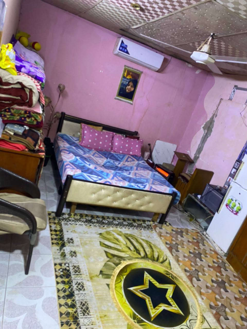 بيت حواسم للبيع متكون من مشتمل فوك يحتوي على غرفھ كبيرھ وحمام وارضي يحتوي ع غرفتين وحدھ كبيرھ وحدھ صغيرھ وحمام وھول ومطبخ عنوان شارع التجاري مقابيل الجنينھ السعر ٢٥ وبي مجال للشراي
