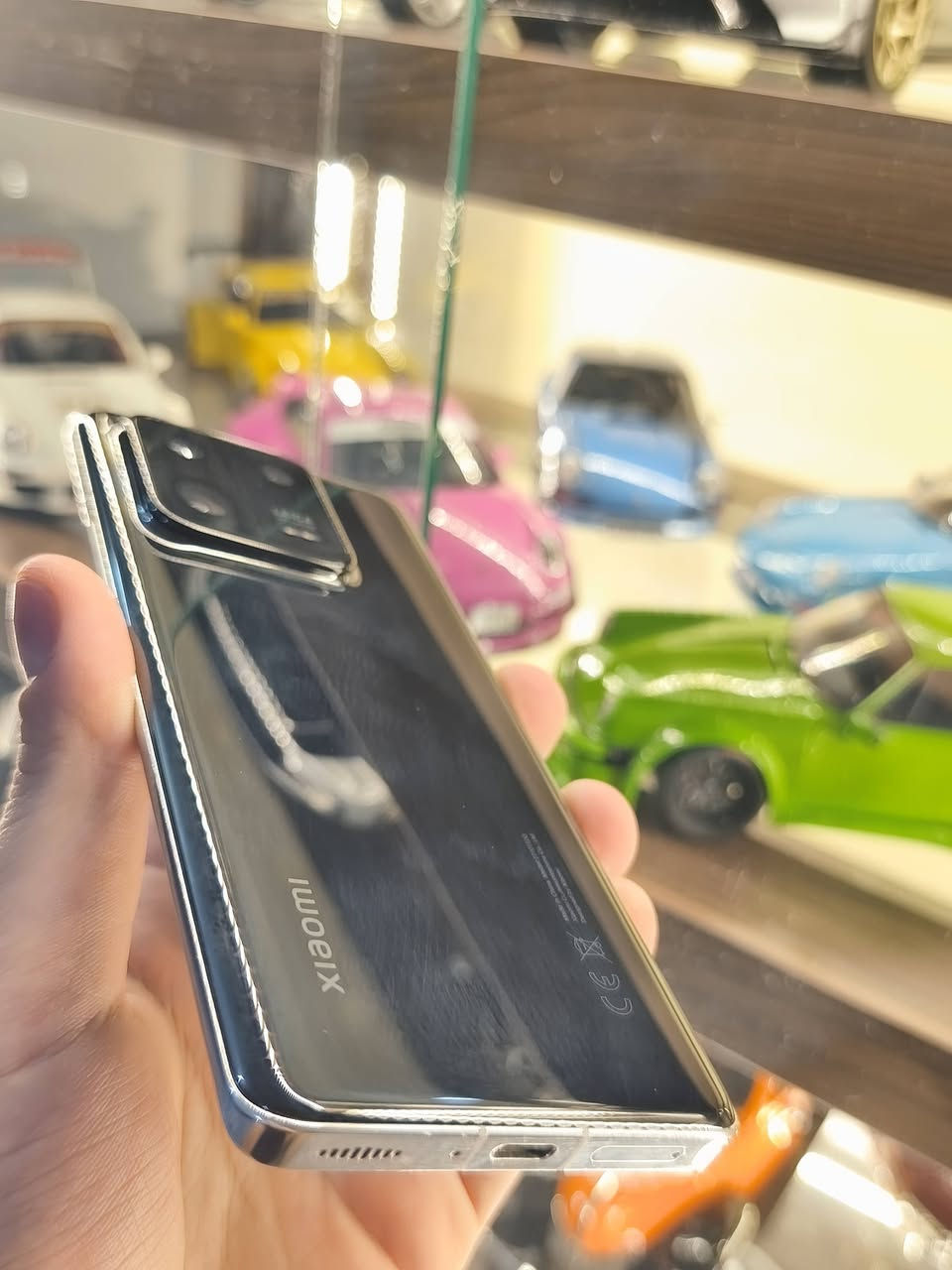 شياومي mi 13 pro 
معالج snapdragon 8 gen 2 
بطاريه 4820
3 كامرات 50+50+50 لايكا 
الجهاز جدا نظيف بس فقط بيه الظهر البلاستك صار كسر واتبدل بالشركه قبل سنتين 
السعر 475 الف 
***********
