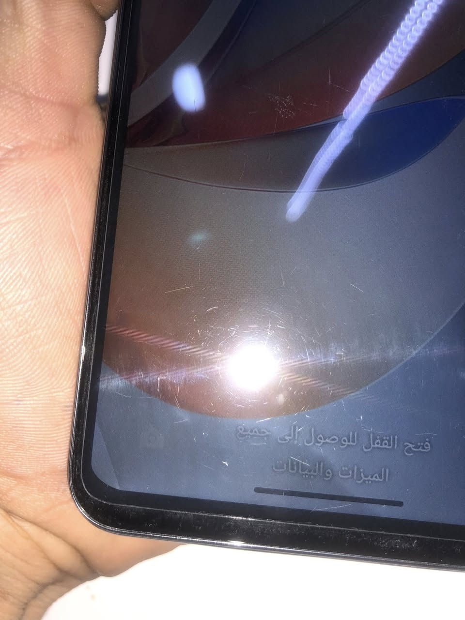 سلام عليكم شباب هاي التفاصيل اقراها قبل لـلاٌأ تدخل للخاص تره بي بسہَ طكعه من جوه الله يشهد نضيف نضافته 99/100 الجهاز نضيف ستعمال شهر واحد السعر 170الف 

1. التصميم والشاشة
• الشاشة: من نوع IPS LCD بحجم 6.7 بوصة.
• الدقة: HD+ مع معدل تحديث 90Hz، مما يعطي سلاسة جيدة في التصفح.
• التصميم: يأتي بظهر بلاستيكي لامع مع حواف مسطحة عصرية.
2. الأداء والذاكرة
• المعالج: Unisoc T612 (تقنية 12 نانومتر)، وهو معالج مخصص للمهام اليومية (تواصل اجتماعي، تصفح، ألعاب خفيفة).
• الرام (RAM): يتوفر بنسخ 4 جيجابايت أو 6 جيجابايت.
• التخزين: 64 جيجابايت أو 128 جيجابايت، مع إمكانية إضافة كارت ذاكرة خارجي (MicroSD).
3. الكاميرات
• الكاميرا الخلفية: ثنائية، الأساسية بدقة 50 ميجابكسل تدعم الذكاء الاصطناعي لالتقاط تفاصيل واضحة في الإضاءة الجيدة.
• كاميرا السيلفي: بدقة 8 ميجابكسل تدعم وضع التجميل وعزل الخلفية.
4. البطارية والشحن
• البطارية: ضخمة بسعة 5000 مللي أمبير.
• الشحن: يدعم الشحن السريع بقدرة 33 واط (تقنية SUPERVOOC)، مما يسمح بشحن نصف البطارية في وقت قصير نسبياً مقارنة بالمنافسين في نفس الفئة.
5. مميزات إضافية
• نظام التشغيل: Android 13 مع واجهة Realme UI السلسة.
• البصمة: مدمجة في زر الطاقة الجانبي (سريعة الاستجابة).
• المنافذ: يحتوي على منفذ سماعات 3.5 ملم ومنفذ شحن


**إذا كنت صاحب هذا الإعلان وتريد حذفه لأي سبب، رجاءا أرسل رسالة إلى الدعم الفني**