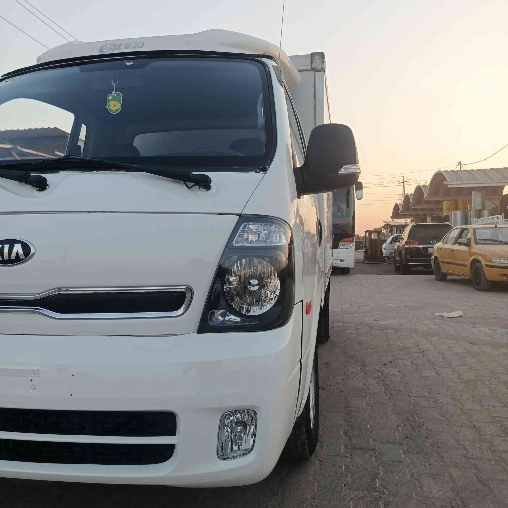 كيه براد 2007 للبيع
محرك  (صوبه أو هيتر )جديد مسكر 3000 توني شاده /امحور بم ونوزل 
السياره محدثه 18 بجم كامل + كشنات 
السياره معمره 
التبريد شغال ينزل 17 الخلفي 
تخم تاير كله جديد
السياره بسمي إنكليزي 
السعر 105 أو بيه مجال بسيط للشراي
***********
