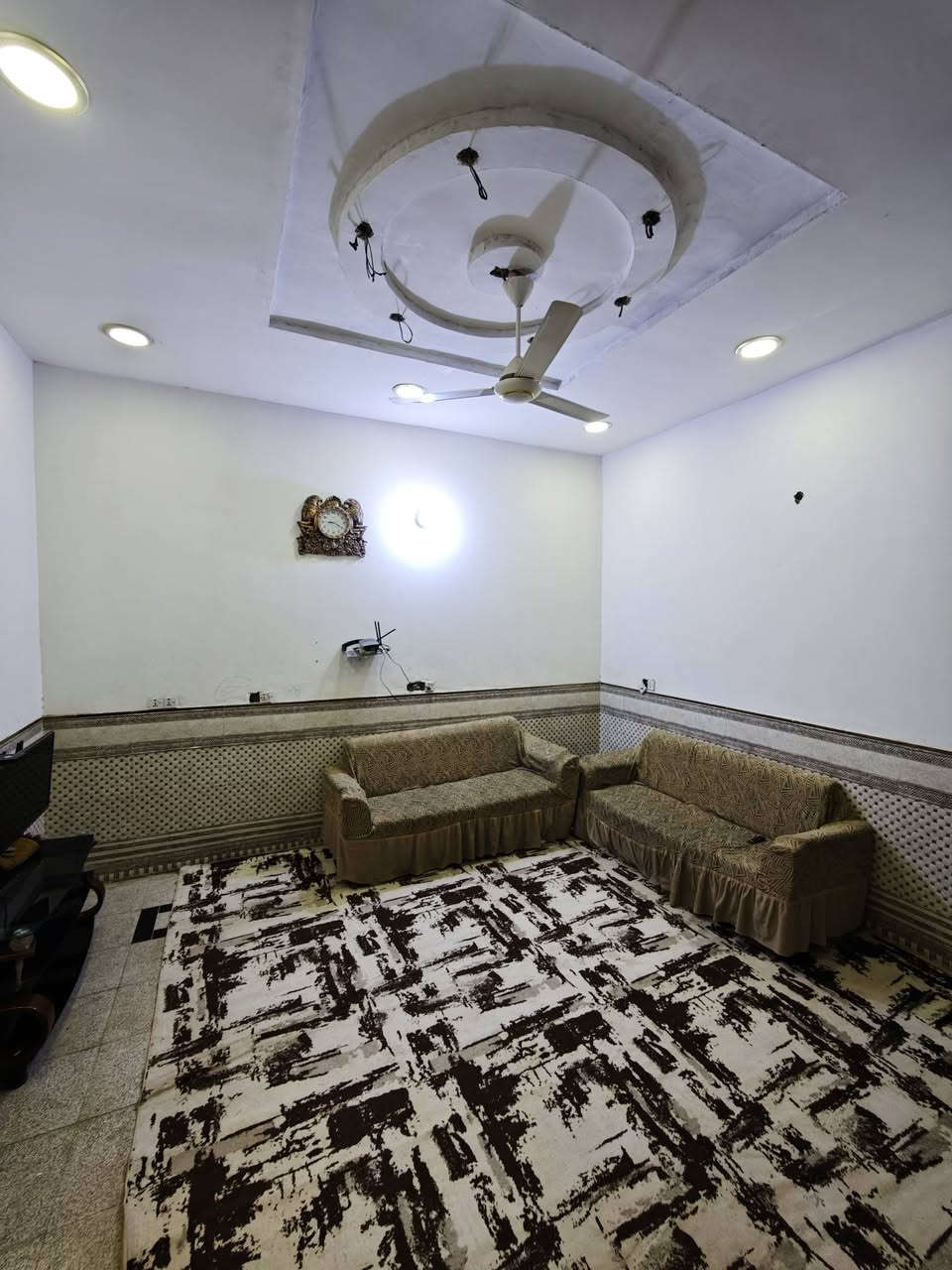 🌟 للبيع: دار فخمة بموقع استراتيجي - حي الصحفيين 🌟
فرصة ذهبية للسكن الراقي في المربع الأول، بيت بمواصفات حديثة وبناء متين (صب كونكريت).
📍 الموقع: منطقة الصحفيين - المربع الأول.
📐 المساحة: 200 متر مربع.
🏗️ حالة البناء: طابقين (بناء حديث ونظيف جداً).
🧱 تفاصيل الطوابق (تقسيم ملكي):
✨ الطابق الأول (بناء 2020):
🛋️ استقبال ضيوف فخم.
📺 صالة عائلية واسعة.
🛌 غرفتين نوم مريحة.
🍳 مطبخ (نظام حار/بارد) لعشاق الترتيب.
🚿 مجموعة صحيات متكاملة.
✨ الطابق الثاني (بناء 2024 - جديد):
🛌 4 غرف نوم واسعة (مثالي للعوائل الكبيرة).
🛋️ صالة إضافية.
🚿 مجموعة صحيات.
💰 السعر والمعلومات:
السعر: 300 مليون دينار عراقي (قابل للتفاوض للجادين 🤝).
📞 للتواصل والاستفسار المباشر:
📱 اتصال: *********** ☎️
🤳 واتساب متوفر للإجابة على أسئلتكم.
#عقارات_العراق #ميسان #العمارة #بيوت_للبيع #عقارات_ميسان #بيع_وشراء_عقارات #حي_الغدير #حي_الصحفيين #فرصة_عقارية #دليل_عقارات_العمارة
