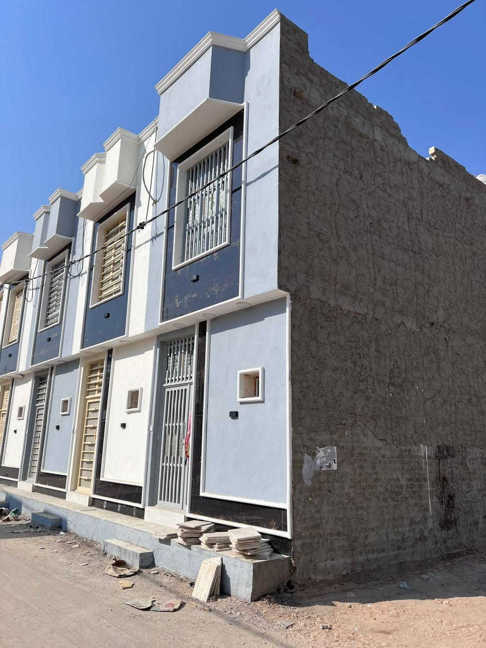 من المخطط.. إلى أرض الواقع! 🏗️ لوحة هندسية جديدة تكتمل بأيدي كادرنا البطل.
​بفضل الله وتوفيقه، مستمرون بتقديم الأفضل لأهلنا الطيبين في (كربلاء، النجف، والحلة). نصل إلى المراحل النهائية لتسليم إحدى واجهاتنا المودرن المميزة، وبأعلى معايير الجودة والمواصفات.
​ليش تختار شركة أُسس كربلاء لبناء بيت العمر؟ 🤔
🧱 مواد درجة أولى: نستخدم أفضل المواد الإنشائية بالسوق (طابوق جمهوري نقي خالي من الأملاح، حديد تسليح أصلي، وتأسيسات بمواصفات ممتازة).
👷‍♂️ إشراف هندسي 100%: تنفيذ دقيق لكل شبر بالمخطط ومتابعة مستمرة من كادرنا الهندسي خطوة بخطوة.
💰 الأسعار والراحة: تبدأ أسعارنا من 350 ألف دينار للمتر فقط، مع نظام دفعات مريح (4 دفعات) يسهل عليك إدارة كلفة البناء.
📜 أمان وضمان قانوني: ثقتكم هي الأهم، لذلك كل دفعة مادية موثقة بعقود رسمية ووصولات أمانة تضمن كامل حقوقك المالية والقانونية.
​تشرفنا زيارتكم لمقرنا الرئيسي للجلوس مع المهندس المختص وحساب كلفة أرضكم (الكشف والتخمين مجاني بالكامل!):
📍 الموقع: كربلاء المقدسة - حي الإطارات - مقابل مجمع الحسناوي التجاري.
​📞 للاستفسار والتواصل المباشر (اتصال أو واتساب):
***********
​🎬 تابعوا كواليس وجولات العمل الحية على حسابنا في التيك توك: @ossoss.karbala
​#شركة_أسس_كربلاء #مقاولات_العراق #بناء_بيوت #تسليم_مفتاح #ترميم_منازل #كربلاء #النجف #الحلة #تصميم_هندسي #واجهات_مودرن
