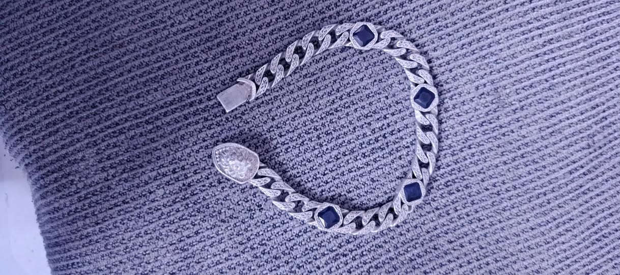 اسوار فضه 925
وزن 39 
للبيع والمراوس 
علق ادخلك خاص
شراي يتصل  ***********
