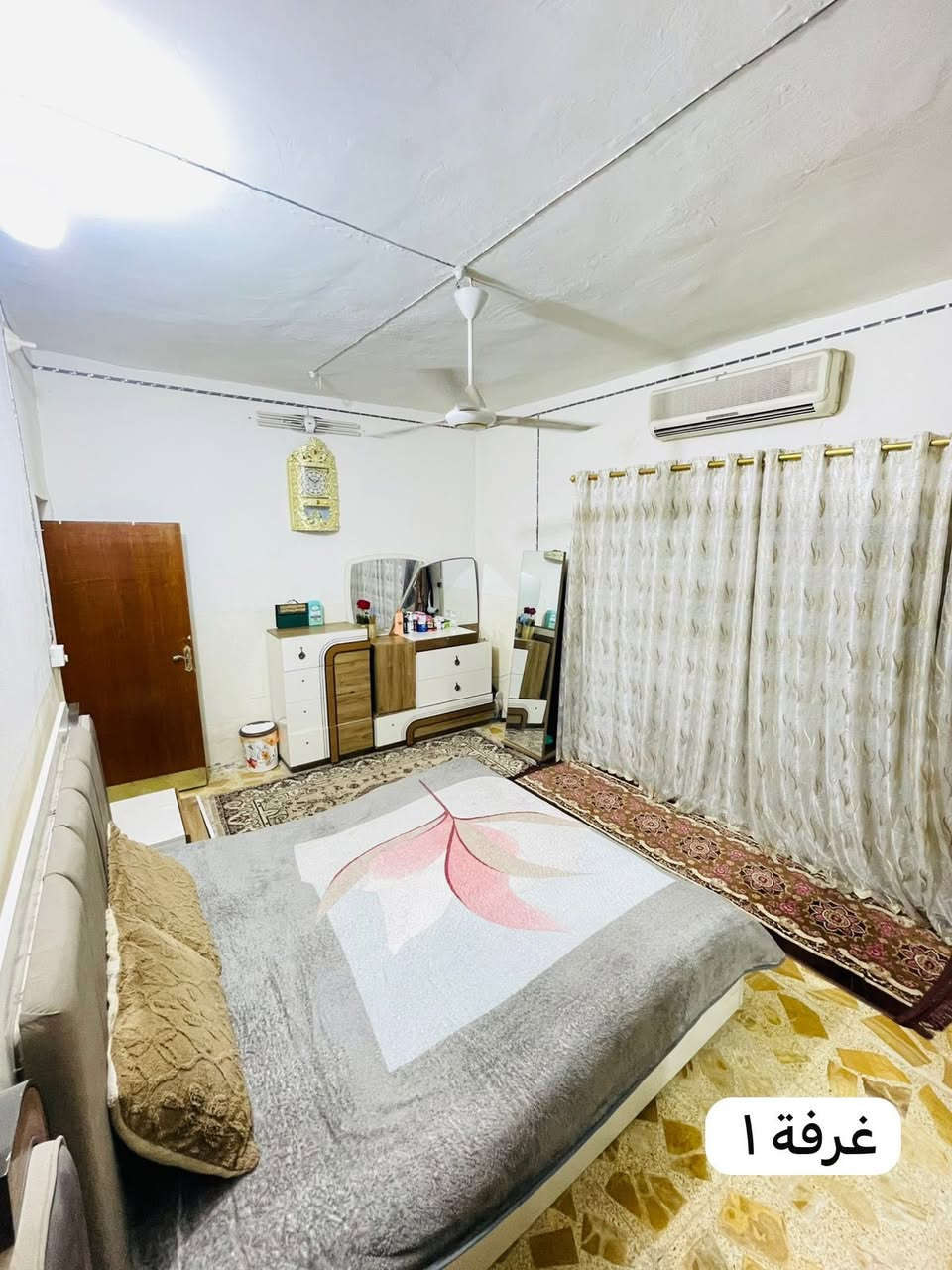 الدار للبيع المساحة 220 م طابقين بناء مسلح موقع الدار حي الجمعيه شارع الوكفة القديم شارع الهجرة والمهجرين للتواصل ع واتساب ***********
